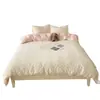 Conjunto de Roupa de Cama Simples e Estiloso Estilo Ins com Bolinhas Pequenas, Macio e Amigo da Pele, Conjunto de Quatro Peças, Capa de Edredom Feminina, Conjunto de Três Peças para Estudantes, Lençol de Cama 1,5m