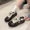 Zapatillas de entrenamiento versátiles de moda con cordones 2026, zapatillas casuales de suela gruesa para mujer de otoño, zapatillas de lona de caña baja en color marrón y rojo