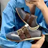 Modelo popular versátil 2026: Sapatos casuais femininos de sola grossa com fivelas duplas, estilo de treino alemão, estilo outono, tecido verde e marrom