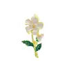 Broche de Flor Blanca de Alta Gama con Goteo de Aceite Súper Hada Estilo Coreano Sencillo Pin de Flor Gardenia para Niña Accesorios para Ropa Bufanda de Seda