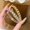 Pulsera Cruzada de Cuatro Hojas Hueca Más Vendida para Mujer Exquisita Hebilla Incrustada de Circonita Material de Latón Amarillo Joyería de Mano Versátil