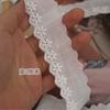 Exquisitas Flores Pequeñas de Borde Estrecho Blancas de Alta Calidad de Encaje Bordado de Algodón Puro de un Lado para Empalme de Ropa Material Decorativo