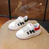 Zapatos infantiles de suela blanda, nuevas zapatillas blancas para primavera y otoño con velcro, zapatillas deportivas casuales para niños y niñas, zapatos ligeros y antideslizantes