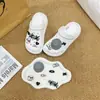 Moda Color Blanco y Negro Cuadros Caramelo Gatito Lindo Estilo Ins Versátil Otoño e Invierno Rosa Femenino Zuecos con Lindos Dijes para Zapatos DIY