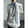 Camiseta de Manga Curta Patchwork Xadrez com Gola Gravata Borboleta para Homens, Design de Verão, Estilo Nicho Resistente com Caimento Regular nos Ombros, Top Estilo Americano para Casais