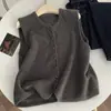 Foto real de un chaleco de punto de alta gama para mujer, con un diseño minimalista y chic de estilo francés, perfecto para llevar sobre una chaqueta de traje o como prenda exterior.