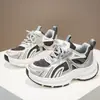 Tênis Casuais Estilo Pai para Meninos Outono 2026 Novo Estilo Tênis Esportivos Antiderrapantes para Corrida Infantil Calçados Casuais para Crianças de Meia-Idade e Grande