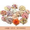 Acessórios artesanais vintage em madeira natural com padrão decorativo de pequenas flores, borboletas e árvores pintadas.