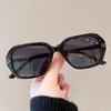Nuevas gafas de sol de moda con remaches y montura estrecha, alta gama, modifican la cara, multicolor opcional, en stock