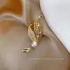 Broche de Mariposa para Mujer Sentido de Gama Alta Nicho Venta al por Mayor Pin de Perla Temperamento Fijo Metal Traje Joyería de Perlas