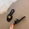 Novidade de Verão Estilo Preguiçoso Sandálias Planas de Calçar Rápido para Mulheres, Chinelos Abertos da Moda com Decoração Metálica, Sandálias Peep-Toe Versáteis