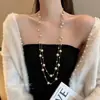 Colección Larga de Collares Superpuestos de Perlas Swarovski para Mujer, Estilo Lujo Ligero, Cadena Versátil para Suéter con un Toque de Alta Gama, Venta al por Mayor Otoño e Invierno