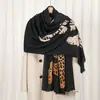Bufanda chal con estampado de leopardo y cebra para mujer, moda otoño e invierno, versátil, lujo ligero, suave y lujoso, pañuelo de seda estampado de alta gama