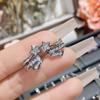 Pendientes de camelia estilo coreano personalizados creativos simples hip hop estrella masculina mismo estilo chapados en oro con incrustaciones de diamantes huecos nota musical