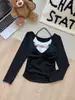 Camiseta feminina estilo americano picante de manga longa com corte justo, design falso de duas peças, estampa de letras, gola halter e gola redonda para usar por cima