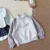 Ropa de niña estilo coreano colección otoño 2026: sudadera casual de corte holgado con bordado de dibujos animados y mangas de color contrastante para niños mayores