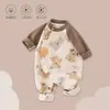 Macacão de bebê respirável, hipoalergênico e macio, confortável para recém-nascidos, design de outono em algodão puro com frente levemente aberta, macacão de bebê