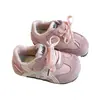 Zapatos Deportivos Infantiles 2026 Otoño Nuevo Estilo Niñas Pequeñas Casuales Ligeros Zapatos Forrest Gump Estilo Coreano Zapatos de Suela Suave Bebé
