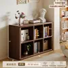 Estante de Armazenamento de Chão com Estrutura de Madeira Maciça Estante de Livros Combinação de Armário de Armazenamento Estilo Natural Madeira Creme para Sala de Estar Armário Baixo para Janela de Canto