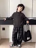 Conjunto de suéter e calça xadrez para meninos, primavera e outono, estilo coreano, conjunto de duas peças moderno e estiloso para crianças, adequado para crianças pequenas e médias, para exportação transfronteiriça