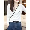 Camiseta feminina de manga comprida canelada com gola V pequena, branca, simples e versátil, base fina, top para outono de 2026