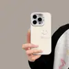 Adecuado para funda de teléfono Apple 17, fondo blanco lechoso con cara sonriente en relieve y "Happy" en inglés, cubierta protectora simple para iPhone 18