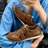 Modelo popular versátil 2026: Zapatos casuales de suela gruesa para mujer con doble hebilla, estilo de entrenamiento alemán, estilo otoño, tela verde y marrón