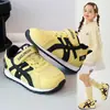 Sapatos Infantis 2026 Outono Novo Estilo Superfície de Couro Tênis Esportivo para Meninos Tênis Pai para Meninas Casual Solado Macio Sapatos Forrest Gump