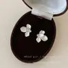 Brincos de tarracha flor de esmalte com zircônia simples estilo indiferente, brincos versáteis e modernos, joia de orelha com sensação de luxo leve e de alta qualidade