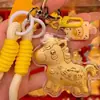 Llavero Colgante de Imitación Oro Paz y Alegría Año Nuevo del Caballo, Cordón Duradero y Resistente al Desgaste, Venta al por Mayor desde el Fabricante