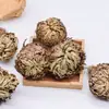 Novos Produtos na Expo do Vendedor de Rua: Atacado de Planta Lycopodium, Que Fica Verde Quando Molhada em Água, uma Erva Medicinal Chinesa Conhecida como a "Grama Nove-Mortes-Retorno-à-Vida."