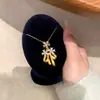 Collar Colgante de Flor de Margarita de Alambre Dorado Estilo Antiguo con Diseño Floral Hueco, Cadena Delicada para Clavícula, Regalo Exquisito para Mujeres