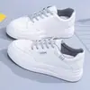 2026 Nuevas Zapatillas de Moda Casual Versátiles de Primavera y Verano para Mujer con Aumento Oculto de Altura, Zapatos Blancos Cómodos