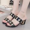 Sandálias de Verão 2026 Novo Estilo Coreano Peep-Toe Salto Grosso Salto Alto Exterior Strass Chinelos Femininos Moda Sexy Sandálias Slide