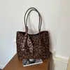 Bolsa de camurça para mulheres, novo estilo 2026, em uma paleta de cores outonais da moda, apresentando um design exclusivo de estampa de leopardo, uma bolsa de ombro de grande capacidade e uma bolsa tote prática para o dia a dia.