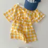 Traje de Algodón Refrescante de Manga Corta Estilo Coreano Ins para Niños Pequeños y Medianos, Conjunto Casual de Dos Piezas para Bebé de Verano con Camiseta a Cuadros con Forma de Corazón y Pantalones Cortos