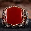 Europa e Estados Unidos joias transfronteiriças anel de pedra preciosa plana hexagonal com padrão retrô fabricantes joias atacado anel de moda masculina