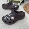 Zapatos Crocs marca alternativa dijes para zapatos DIY Gato KT modelo nuevo 2026, zapatos cómodos de punta cerrada, venta al por mayor transfronteriza