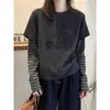 Nova camiseta listrada de manga longa feminina estilo outono, com design estiloso, versátil e espessa, imitando duas peças.