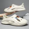 Verão Novo Sapatos com Furos Slip-on Outwear Antiderrapante Sandálias de Casal Celebridade da Internet Sapatos de Praia Preto