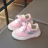 Zapatos de Lona para Niñas Zapatos Infantiles 2025 Nuevos Primavera y Otoño Superficie de Cuero Zapatillas de Suela Suave para Niños Zapatos Casuales Antideslizantes Versátiles