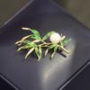 Elegante Broche Minimalista Estilo Chino Hoja de Bambú con Goteo de Aceite Verde y Hojas de Planta con Perlas, Chapado en Oro con Piedras para Evitar la Exposición para Hombres