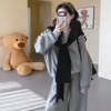 Ropa de maternidad elegante y sofisticada para el embarazo: Conjunto de atuendo de otoño con una sudadera que no acentúa el vientre y pantalones largos, un conjunto de dos piezas
