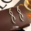 Pendientes de Perla Geométricos Tachonados con Diamantes Estilo Coreano Aguja de Plata, Pendientes Largos Simples y de Moda con un Diseño Único