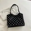 Bolso retro de lunares para mujer, nuevo bolso de hombro casual para el otoño/invierno 2026, gran capacidad, bolso tote versátil