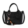 Yue Zi 2026 Otoño Temprano Nuevo Bolso de Mano con Diseño Elegante para Mujer Estilo Dulce y Fresco Bolso Tote Versátil para Hombro y Cruzado