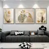 Blanco roto Dorado Lujo Ligero Figura Pintura Decorativa Hojas de Ginkgo Ramas de Flores Tres Paneles (Dos Verticales Una Horizontal) Pintura de Porcelana de Cristal de Aleación de Aluminio para Sala de Estar