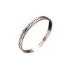 Pulsera abierta de cobre blanco estilo étnico retro con amor entrelazado, moderna, versátil, elegante, tejida a mano en espiral, pulsera para pareja