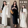 Traje casual de maternidade estilo francês para primavera e outono, apresentando um vestido de malha slip com um xale tipo capa para alongar a silhueta e realçar a elegância.
