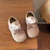 Sandálias Birkenstock para meninas, nova coleção outono/inverno, com um fofo design do gato KT, um laço, solas macias e características antiderrapantes. Estes sapatos infantis são forrados com fleece para aquecimento e são feitos de couro.